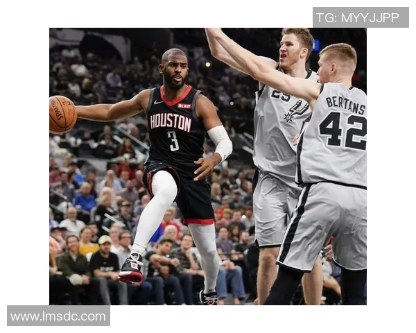 火箭队与湖人队激战正酣NBA赛场精彩对决引发球迷热议